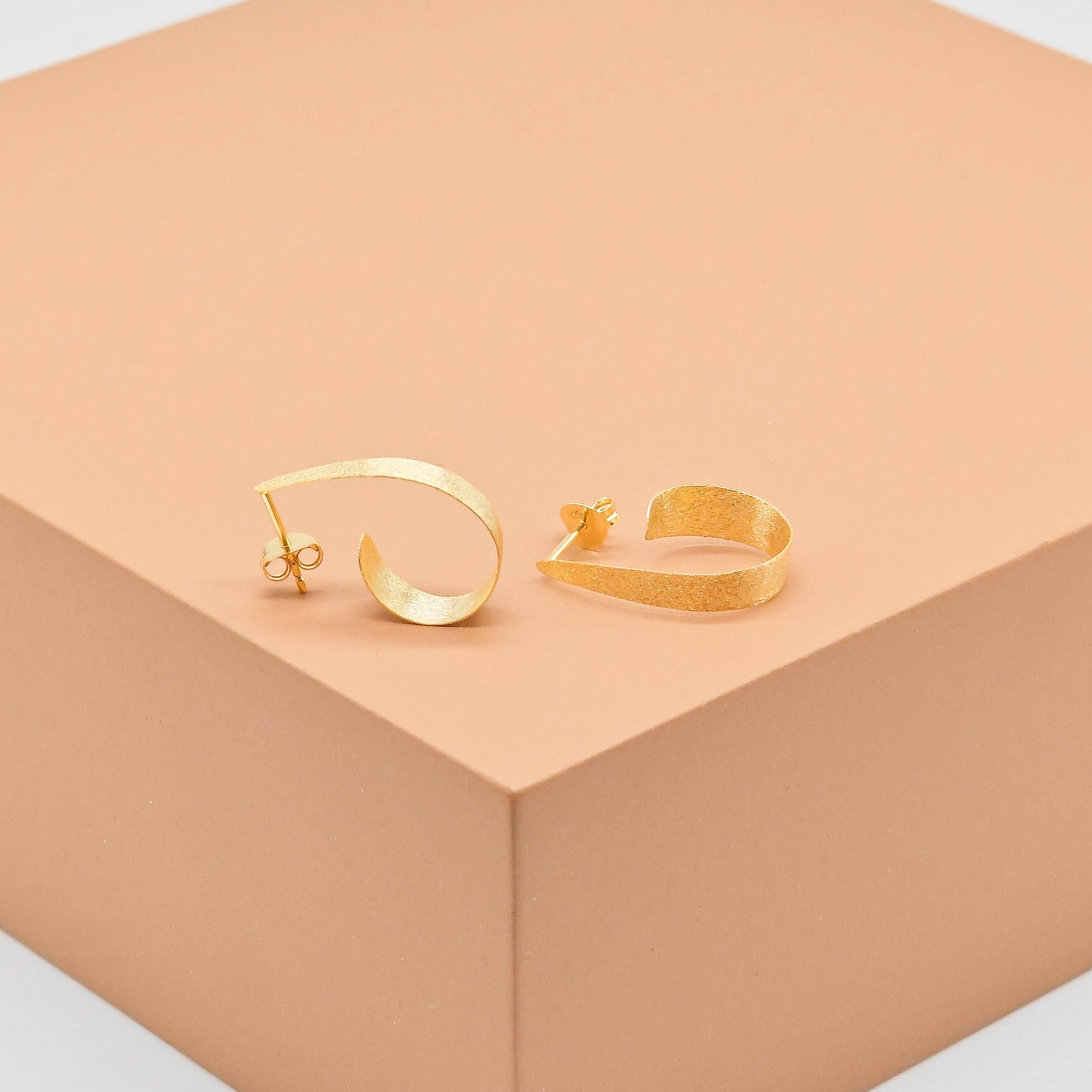 Minimalist Brushed Hoop Earrings - Image 4