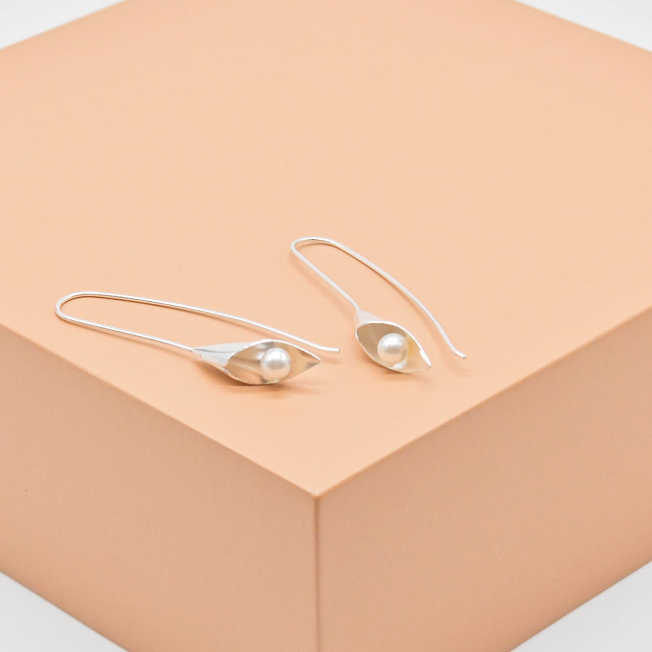 Calla Lily Pearl Threader Earrings - Image 2