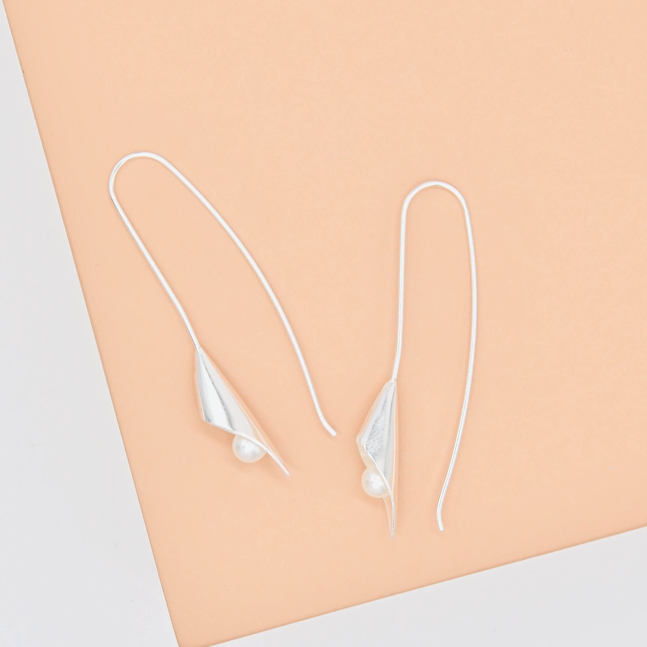 Calla Lily Pearl Threader Earrings - Image 3
