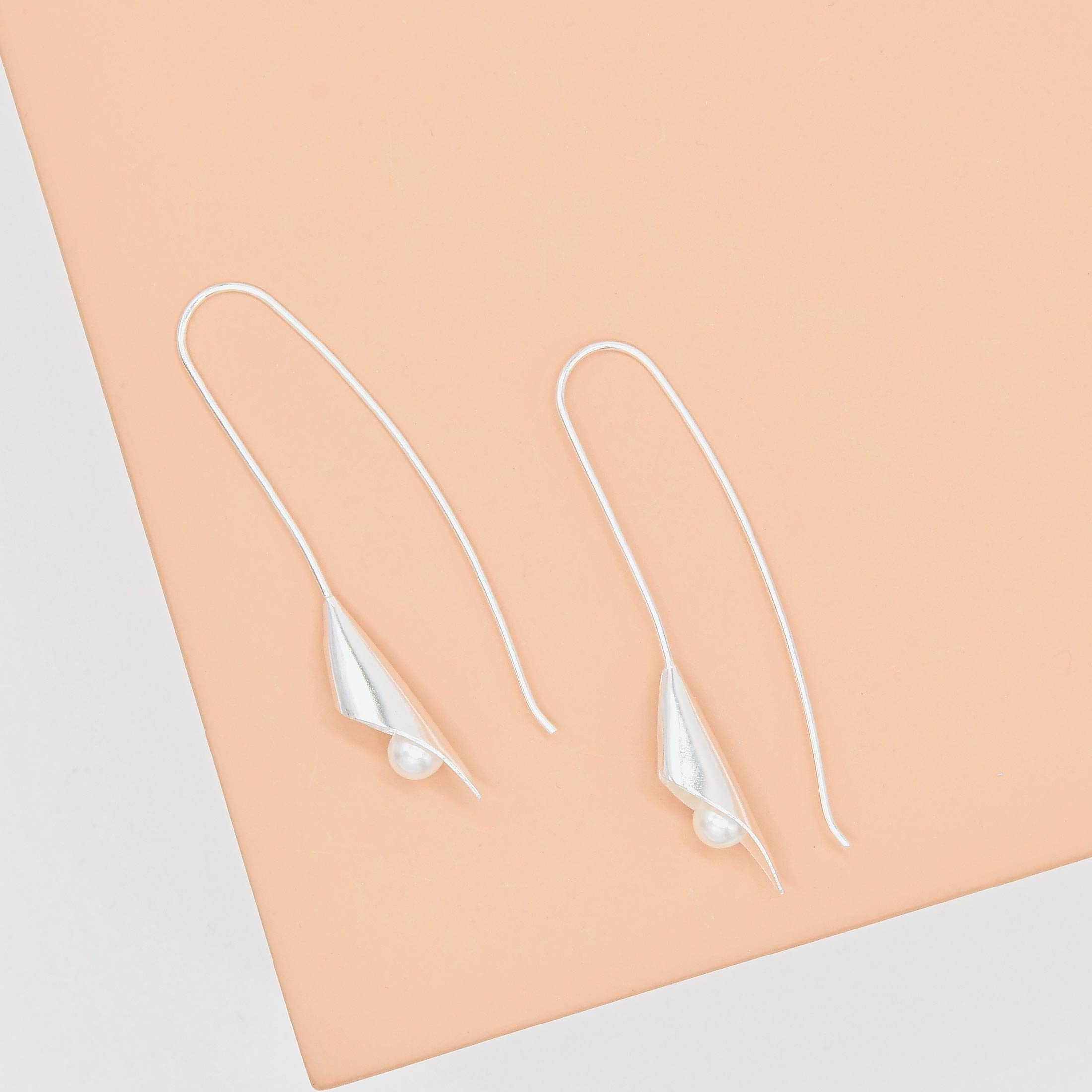 Calla Lily Pearl Threader Earrings - Image 4